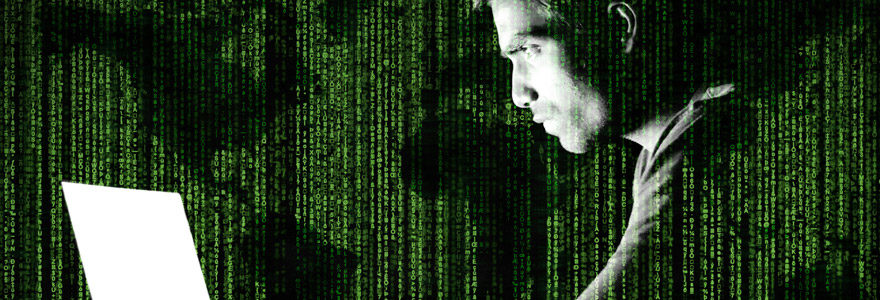 hacker devant son écran d'ordinateur avec un code informatique et une carte du monde